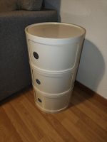 Gebrauchter, praktischer Nachttisch mit Stauraum.