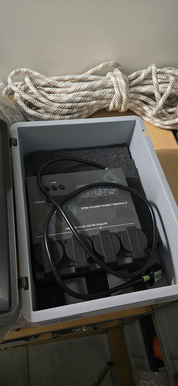 Interruttori: 4 Kanal Digital Schalter Pack mit Koffer – Usato da Leutwil venduto da pascalluepu
