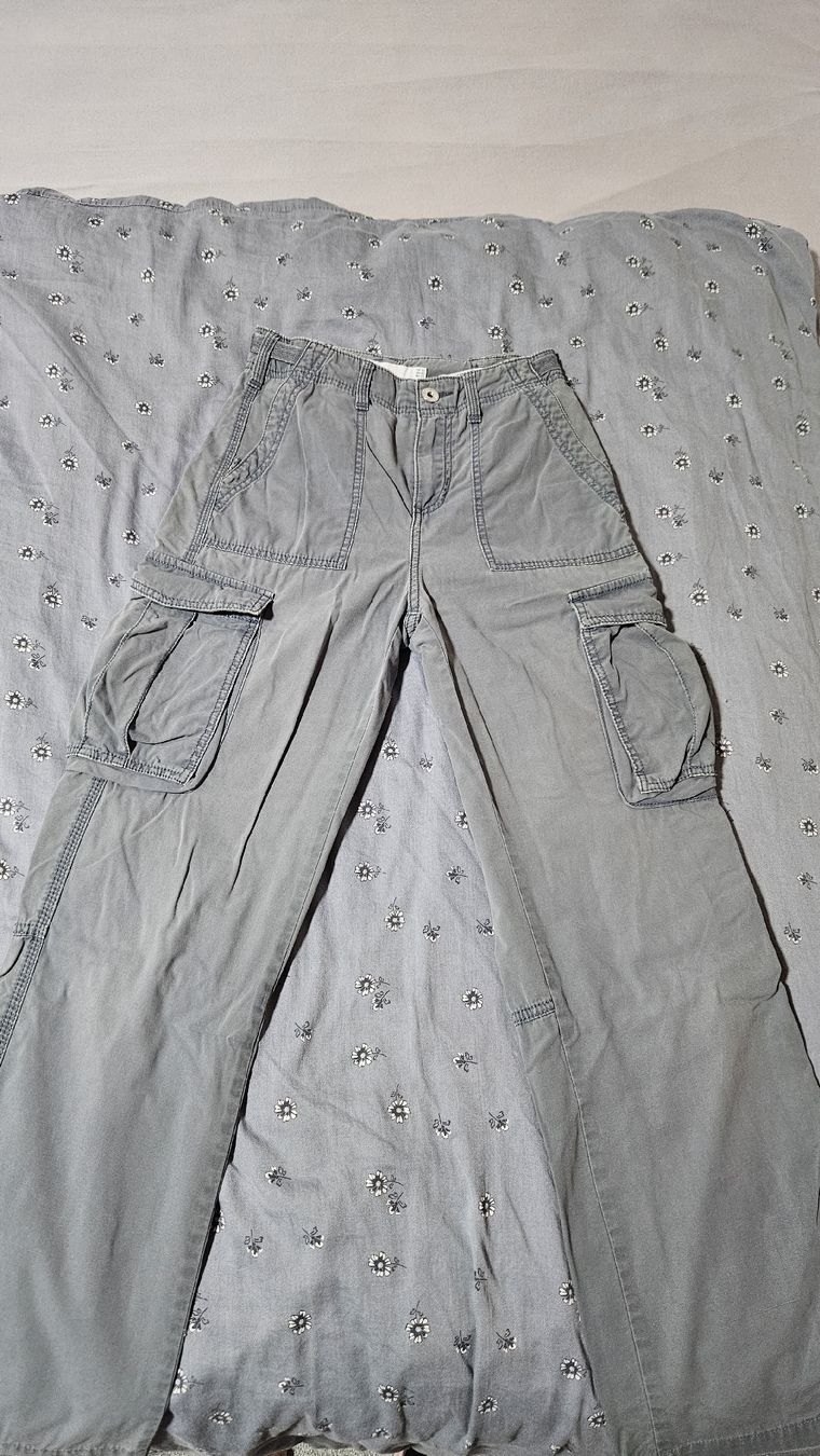 Bershka Pantaloni: Graue Cargo Berskah-Hose – Usato da Sax venduto da Kieselstei