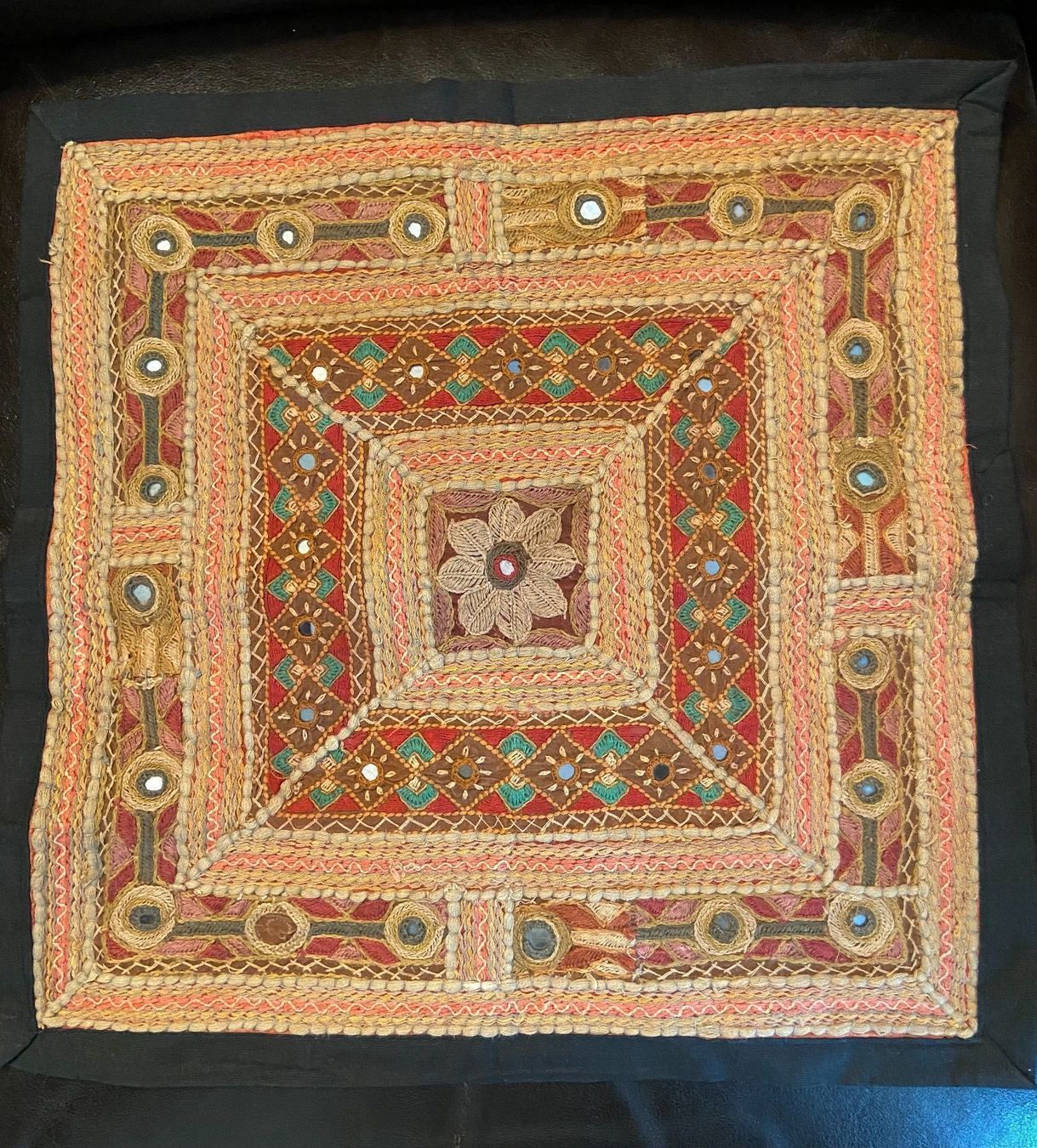 Cuscini: Housse de coussin indien brodé – Usato da Veyrier venduto da Leilazizou