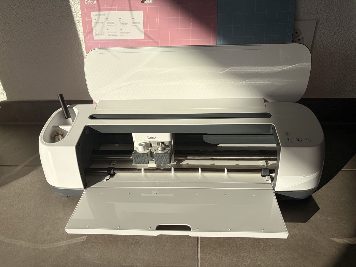 Cricut Kit bricolage: Machine de découpe Cricut Maker avec accessoires – Nuovo (secondo la descrizione) da Le Mont-sur-Lausanne venduto da it-sell 7