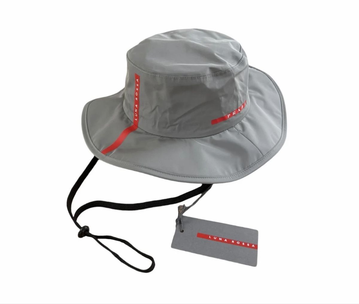 Prada Copricapi, berretti & cappellini: Prada Luna Rossa Buckethat Grau Grösse M – Nuovo (secondo la descrizione) da Zürich venduto da PacoSells
