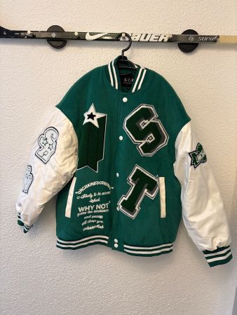College Jacke KZR gruen weiss Groesse M gebraucht
