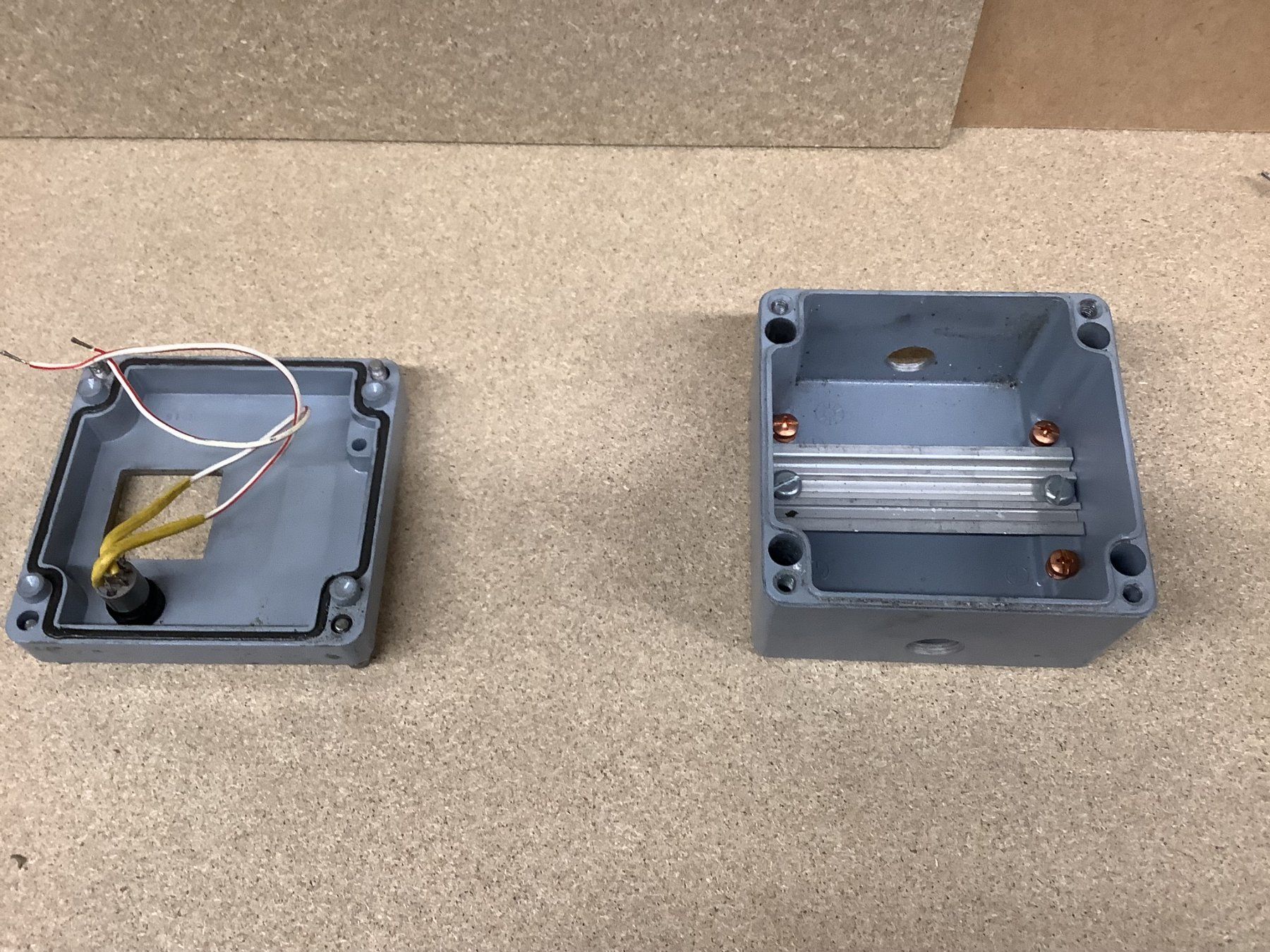 Elektronikbauteile: Metal Dose – Gebraucht aus Glarus von Mdelphi 8