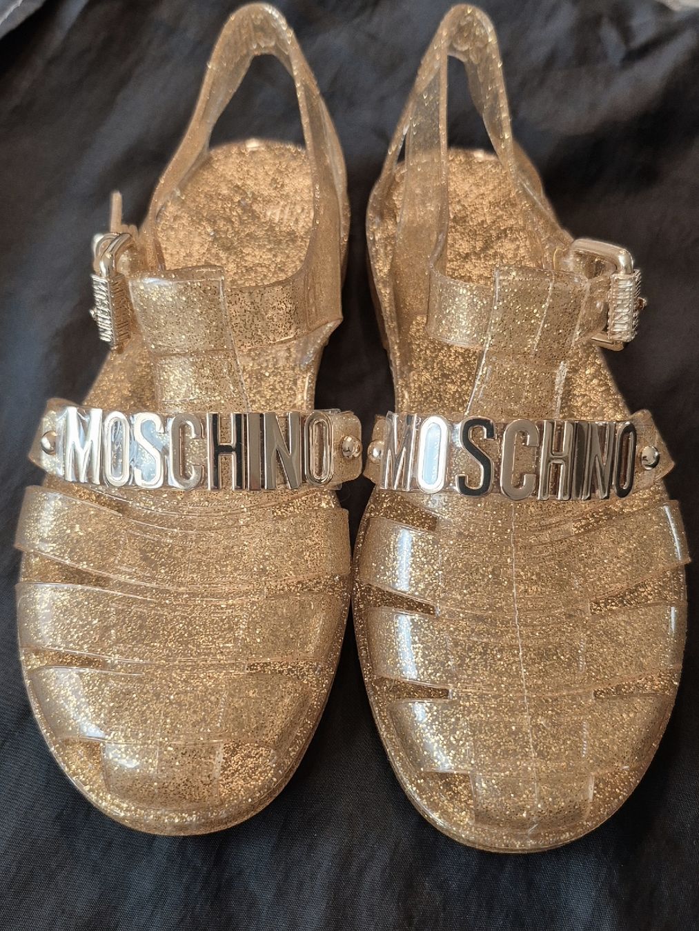 Moschino Scarpe da donna: MOSHINO Gummi-Sandalen, Grösse 36 – Nuovo e nell'imballaggio originale da Schaffhausen venduto da Captancemo 2