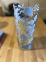 Joli vase décoré de fleurs bleues, idéal printemps!