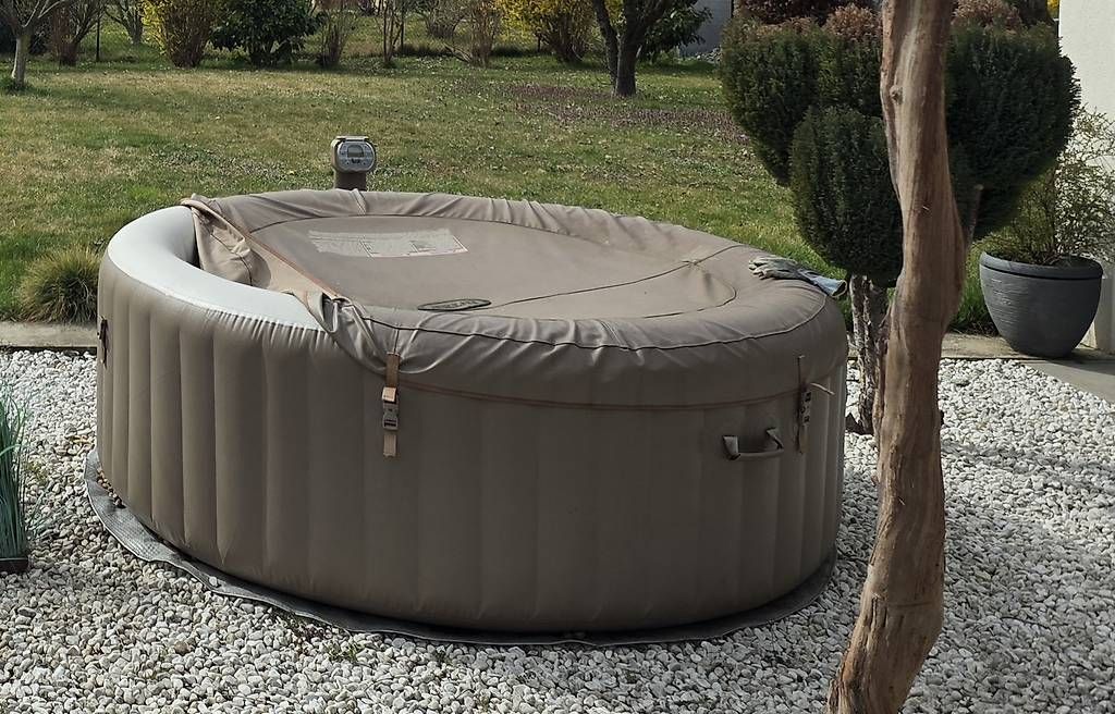 Whirlpool: jacuzzi intex à donner  – Usato da Martigny venduto da AF99
