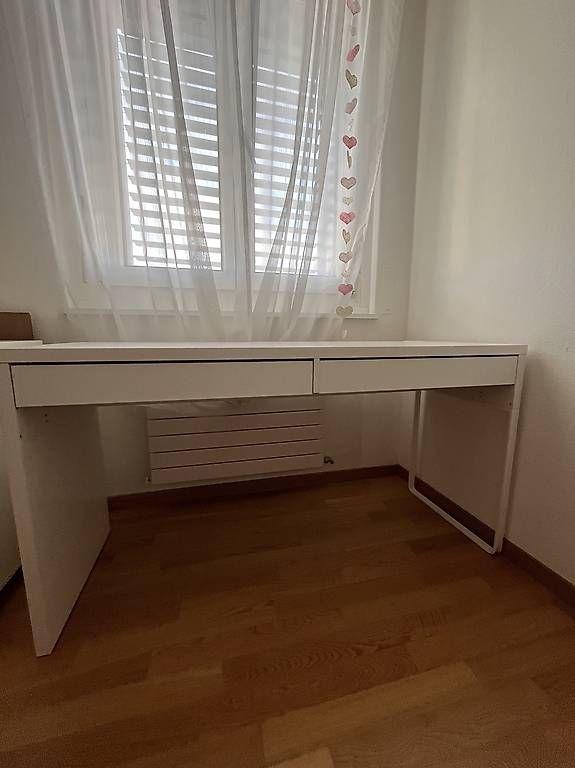 Scrivanie: Ikea Schreibtisch - 2 Schubladen – Usato da Luzern venduto da flo_db5q 1