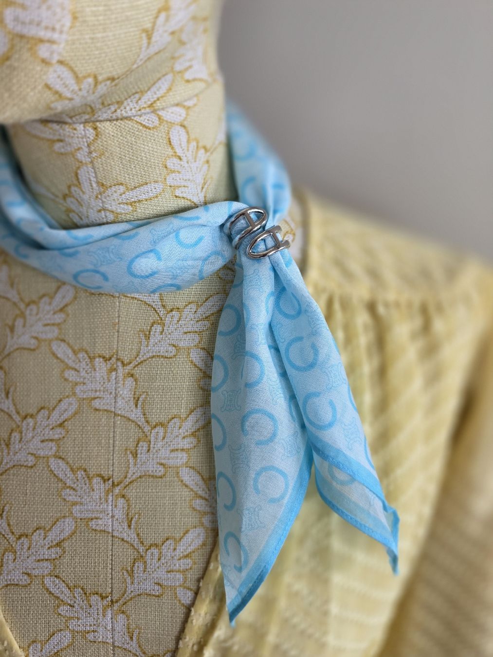 Celine Foulard & Sciarpe: Céline Tuch 48x48 cm – Hellblaues Monogramm – Nuovo (secondo la descrizione) da Zürich venduto da LIMAR 1