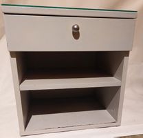 kleines Möbel mit Schublade und verstellbarem Tablar