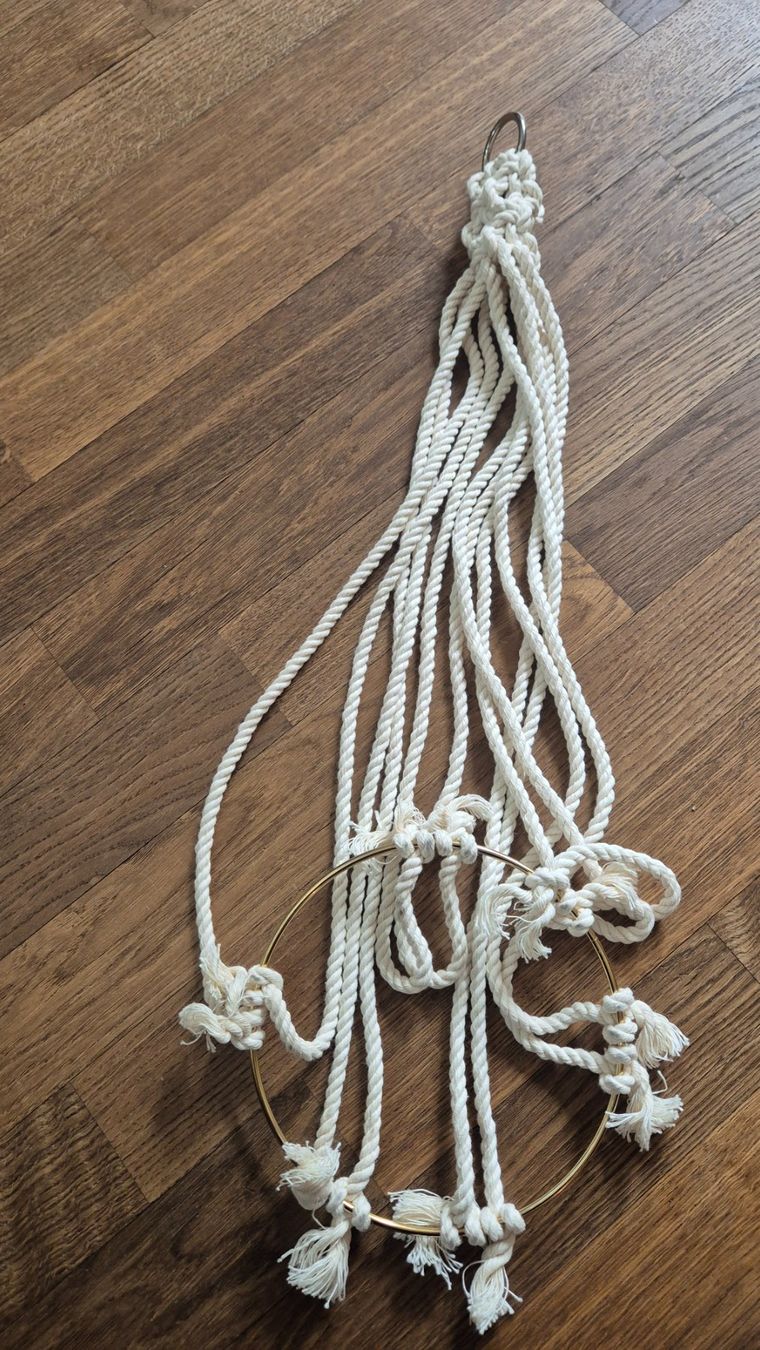 Tutte le decorazioni: White macrame plant hanger handmade – Usato da Zürich venduto da monadiederich