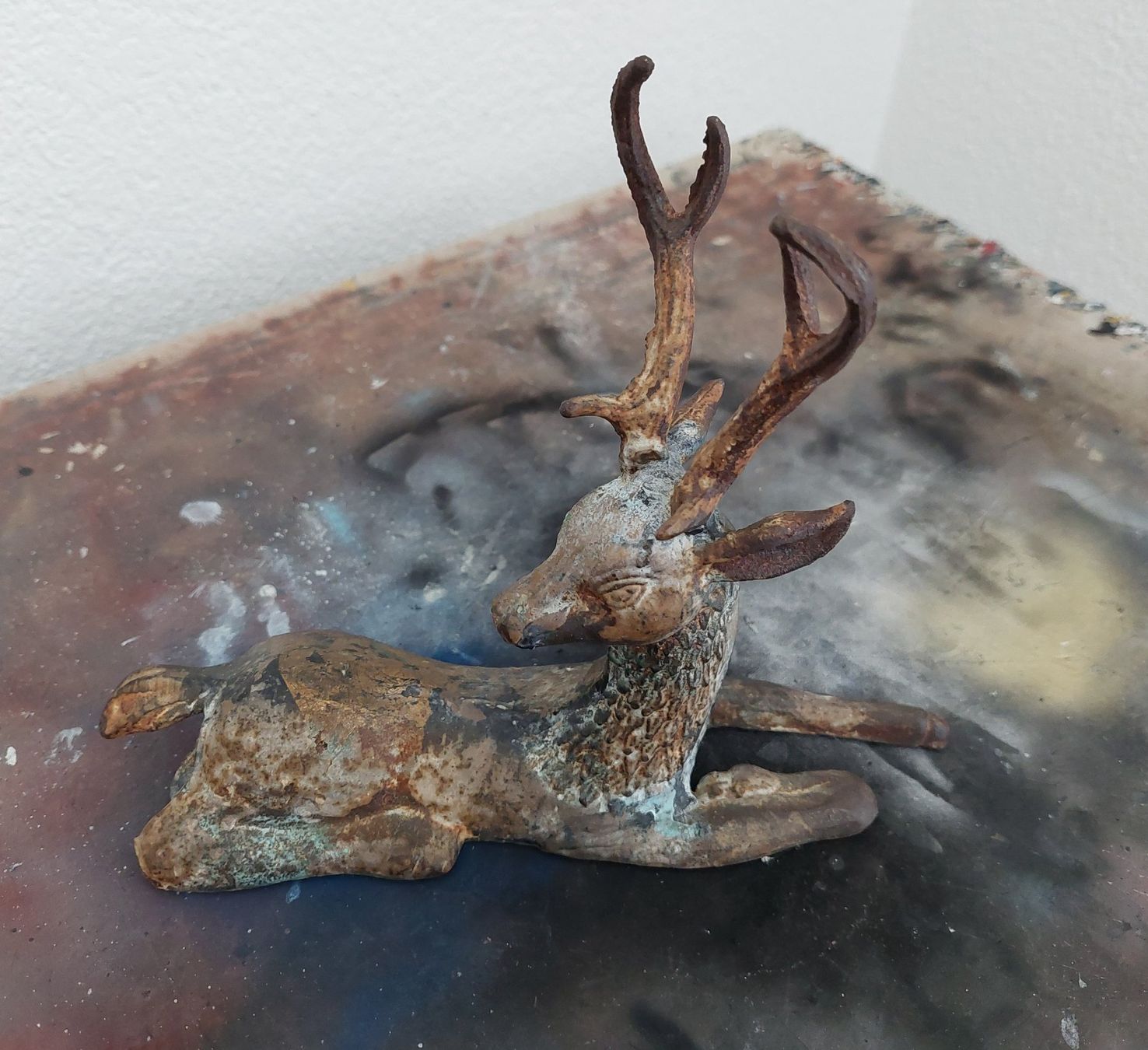 Skulpturen & Statuen: Hirschfigur liegend, antik – Gebraucht aus Subingen von K7passt_immer 1