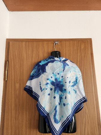 Foulard Giada 100% Soie bleu blanc motifs floraux