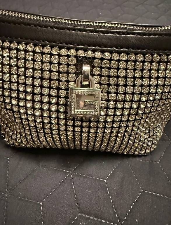 Guess Borse da donna: Damenhandtasche – Nuovo (secondo la descrizione) da Glattbrugg venduto da mir_vx2c