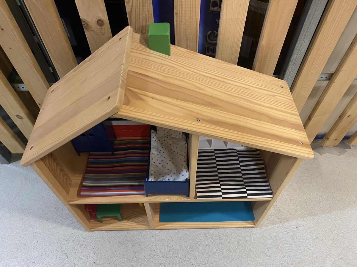 Ikea Case e mobili per bambole: Ikea Holzpuppenhaus mit Inhalt – Usato da Uster venduto da muse70 2