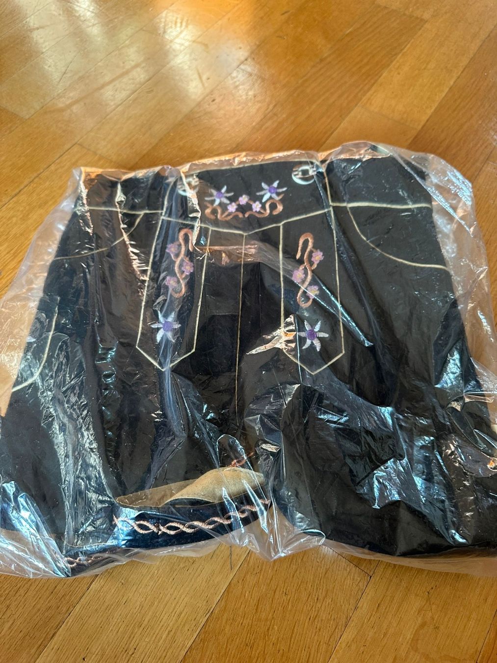 Borse da donna: Tasche in Form einer Trachtenhose – Nuovo e nell'imballaggio originale da Bern venduto da womiman 1