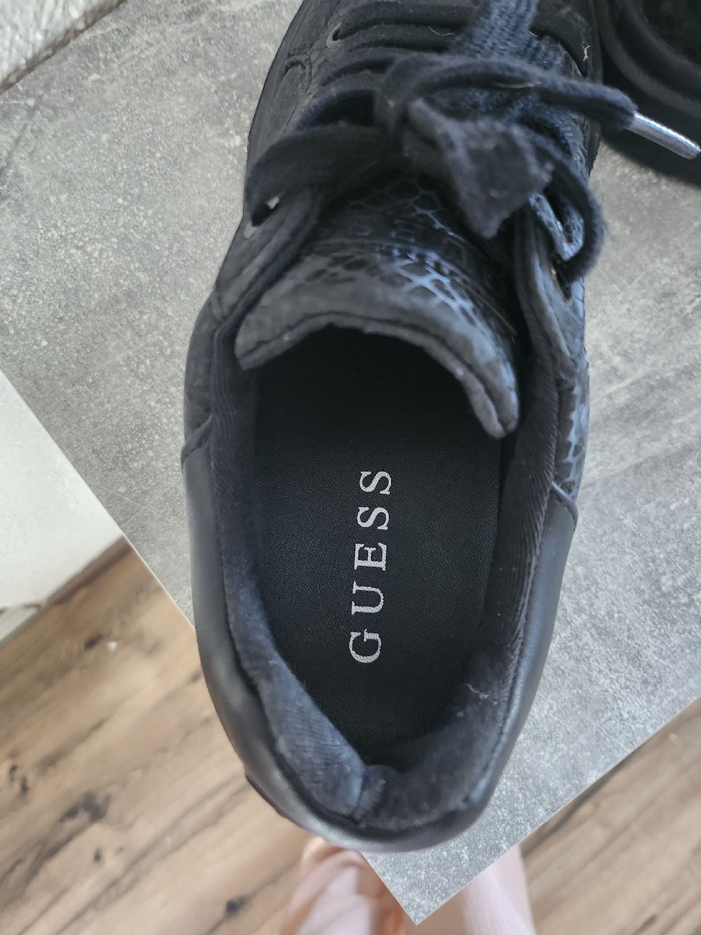 Guess Scarpe da donna: Baskets femme – Usato da Tramelan venduto da Andreia25 3