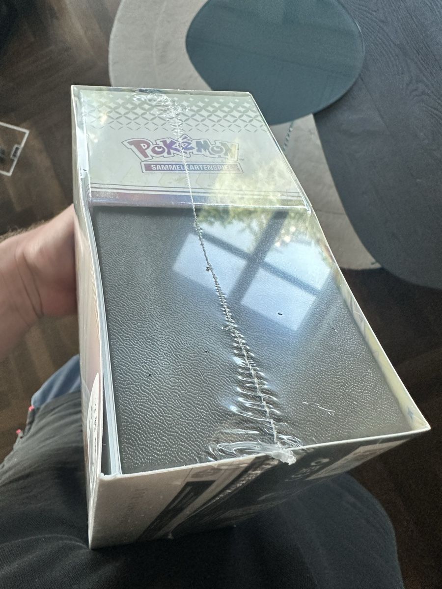 Cartoline: Pokemon Prismatic Evolutions ETB DE – Nuovo e nell'imballaggio originale da Zürich venduto da Dennyloot 2