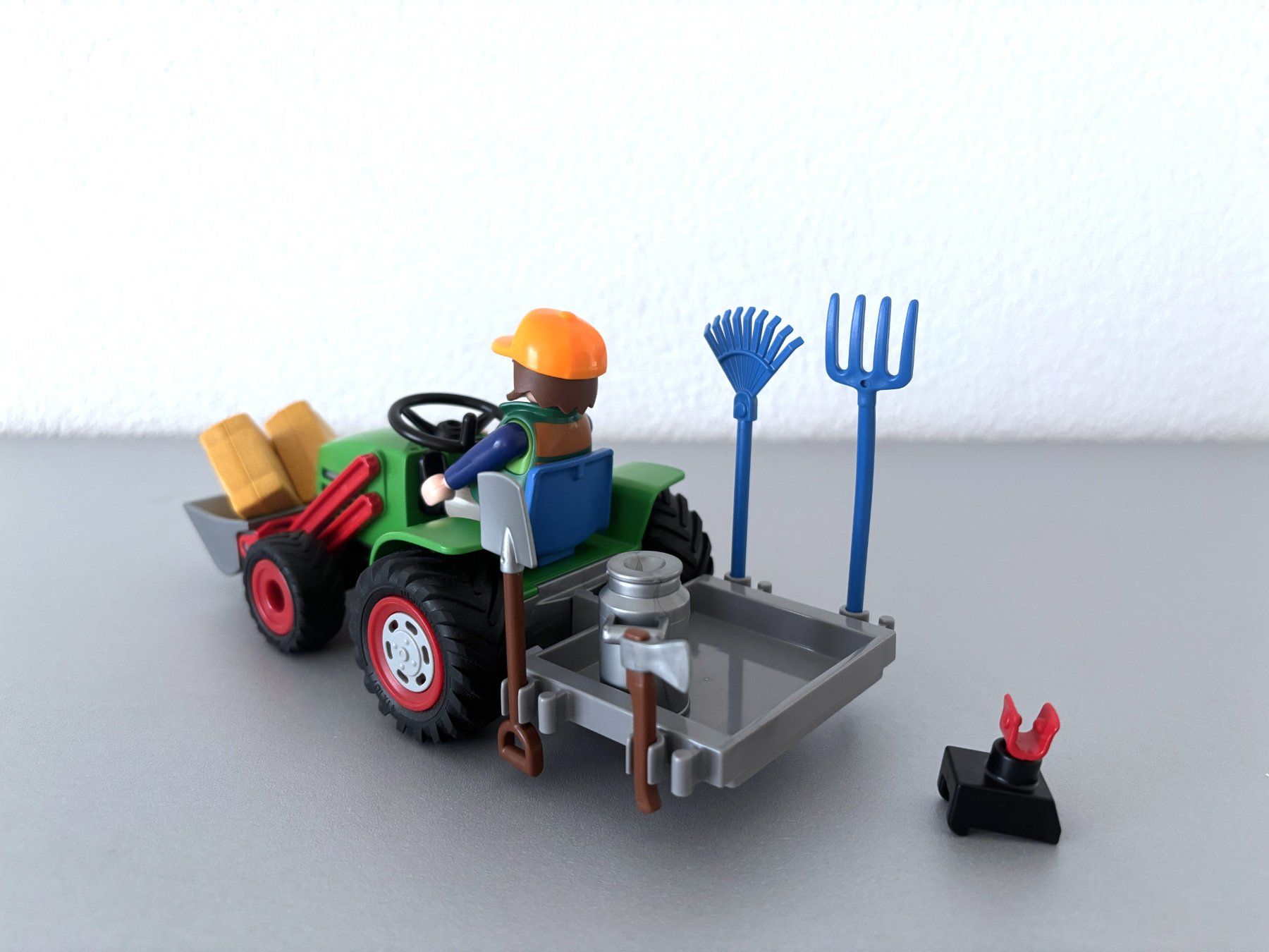 Playmobil Giocattoli: Playmobil Bauernhof Multifunktionstraktor Bauer mit Traktor – Usato da Holzhäusern ZG venduto da paula_w 1
