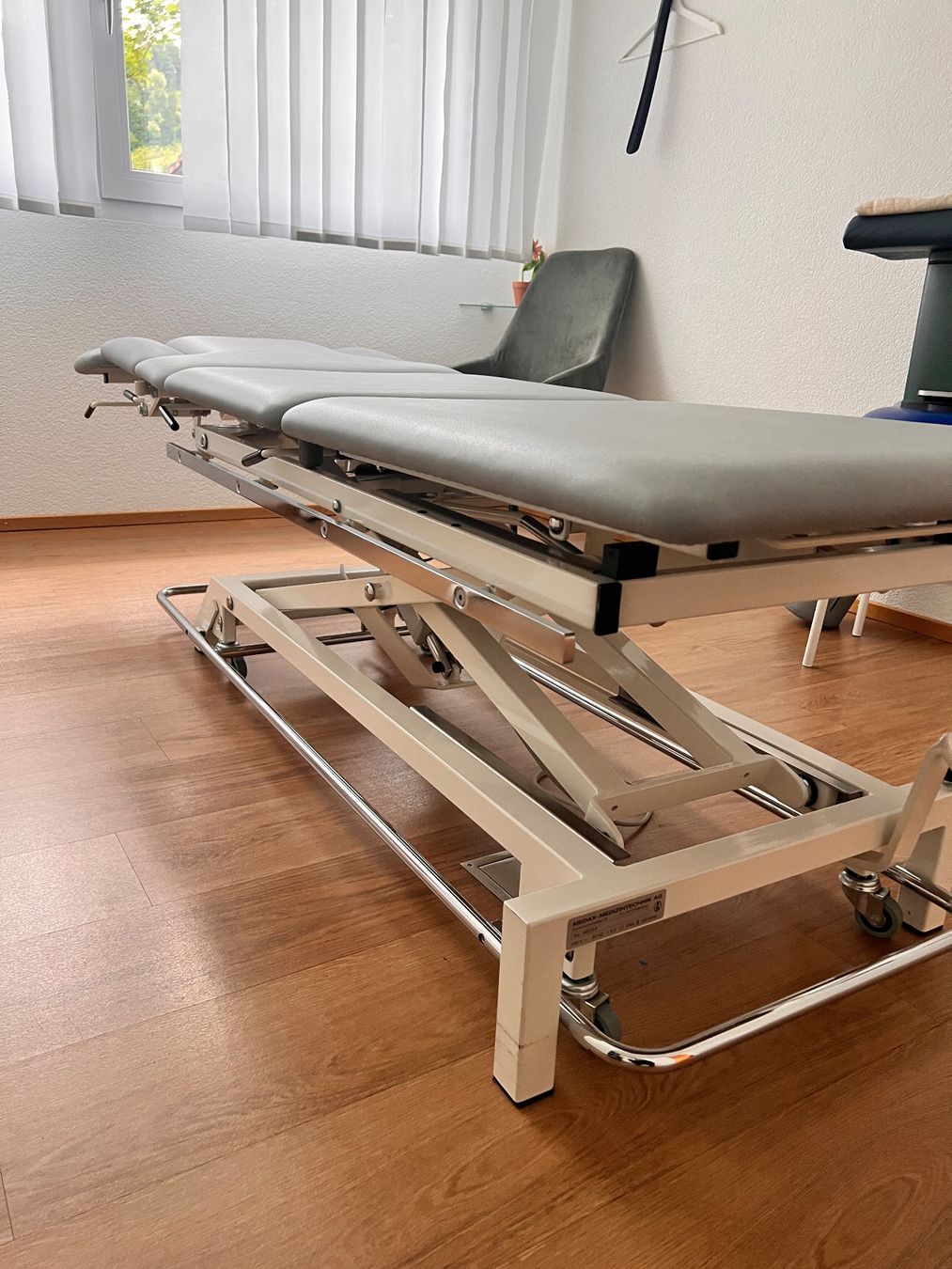 Attrezzature mediche: Elektrische Behandelbank – Usato da Uetliburg SG venduto da JasperR