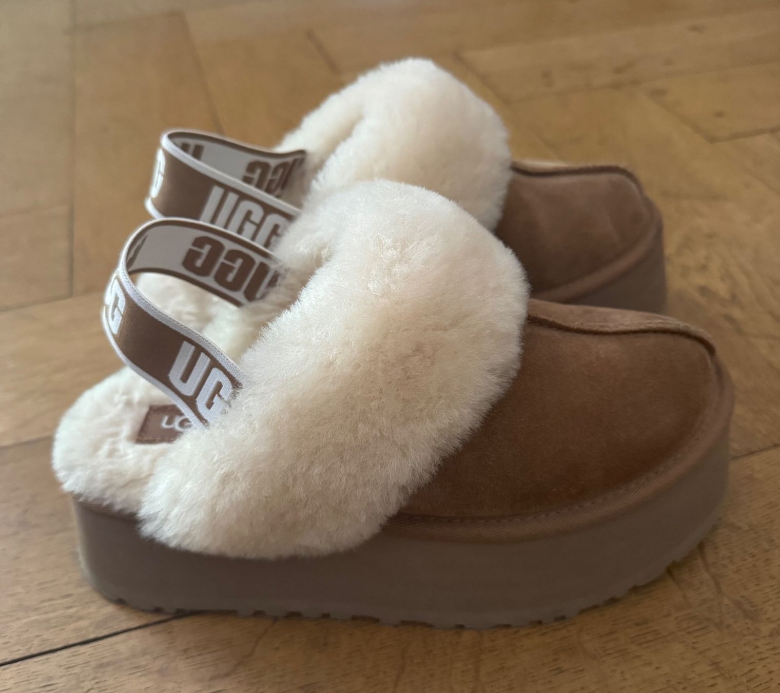 Ugg Scarpe da donna: Ugg slides – Usato da Zürich venduto da MagicStuff007