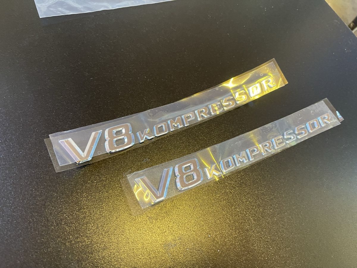 Compressori: V8 Kompressor Embleme, Neu – Nuovo e nell'imballaggio originale da Uetliburg SG venduto da Tiger_777 1