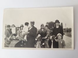 Altes Foto Familie mit Motorrad  RA