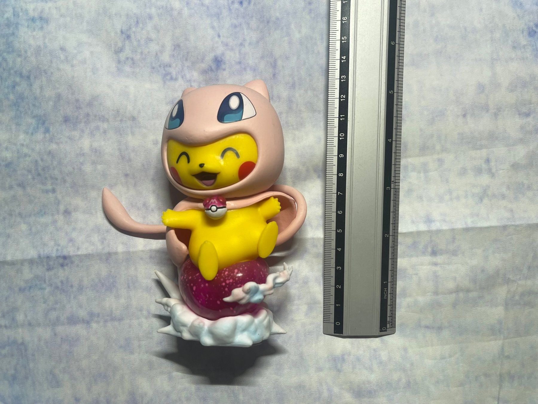 Pokémon Statuette: Pokemon Figur Pikachu mit MEW Costume – Usato da Märstetten venduto da AlienNova 1