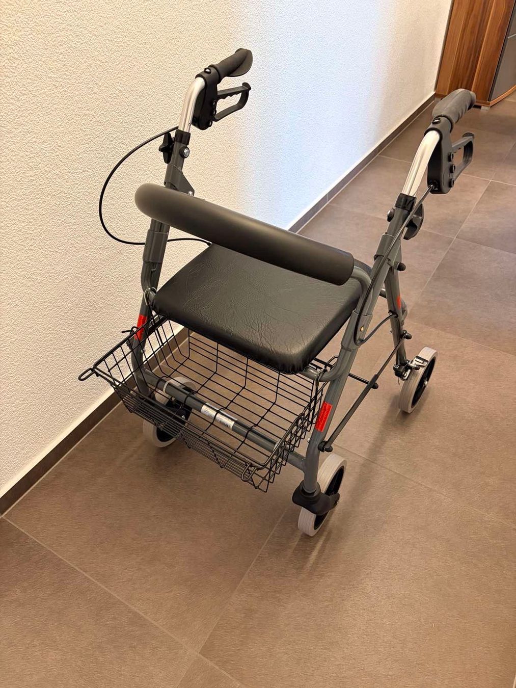Gehhilfen: Neuer Rollator zu verkaufen – Gebraucht aus Birr von adn_sl2h