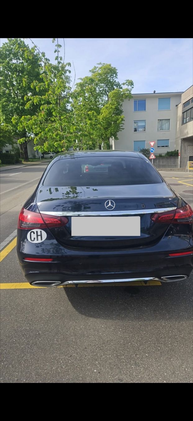 Mercedes-Benz Automobili: Dark Blue Mercedes E-Class Sedan - Pristine Summer Condit... – Usato da Uetikon am See venduto da Lund-1991 1