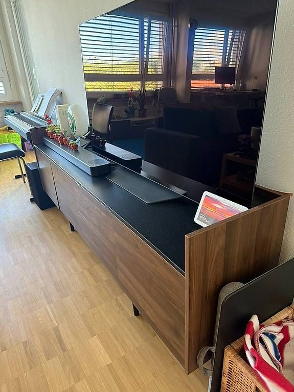 Mobili TV: Elegantes TV-Möbel aus dunklem Holz – Usato da Basel venduto da anguzz