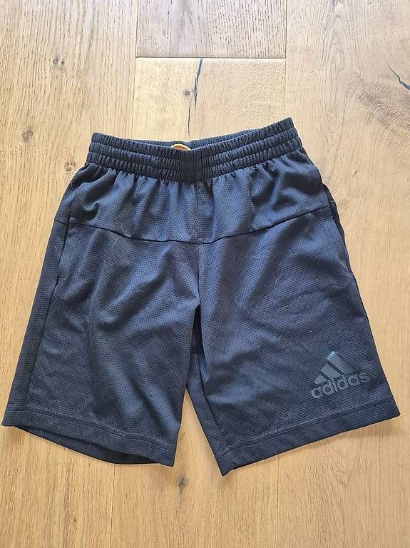 Lotti & Set di vestiti: Sportset adidas Gr.128 – Usato da Nidau venduto da Jil12 2