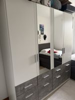 Kleiderschrank mit Spiegel