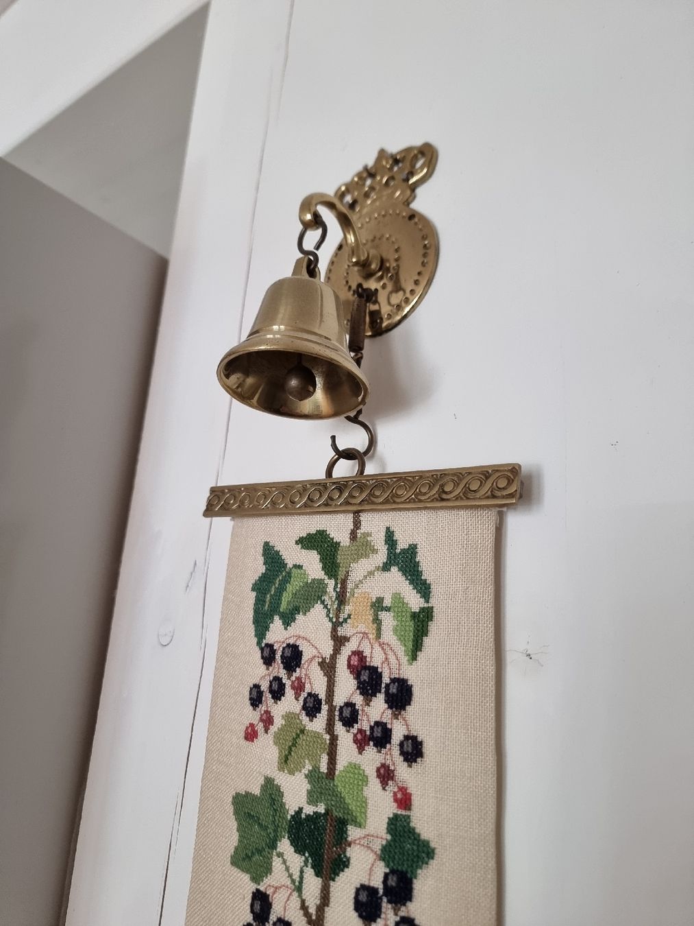 Tutte le decorazioni: Stickerei Glockenzug – Usato da Winterthur venduto da Schoenesausholz 1