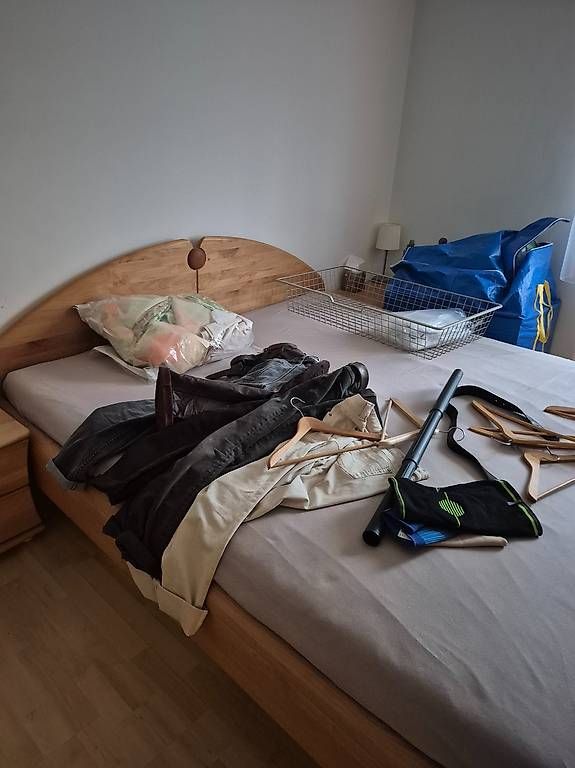 Articoli in legno: ganzes Schlafzimmer fast neu – Usato da ST. GALLEN venduto da beafecker.63 2