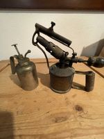 Antike Lötlampe und Oelpumpe