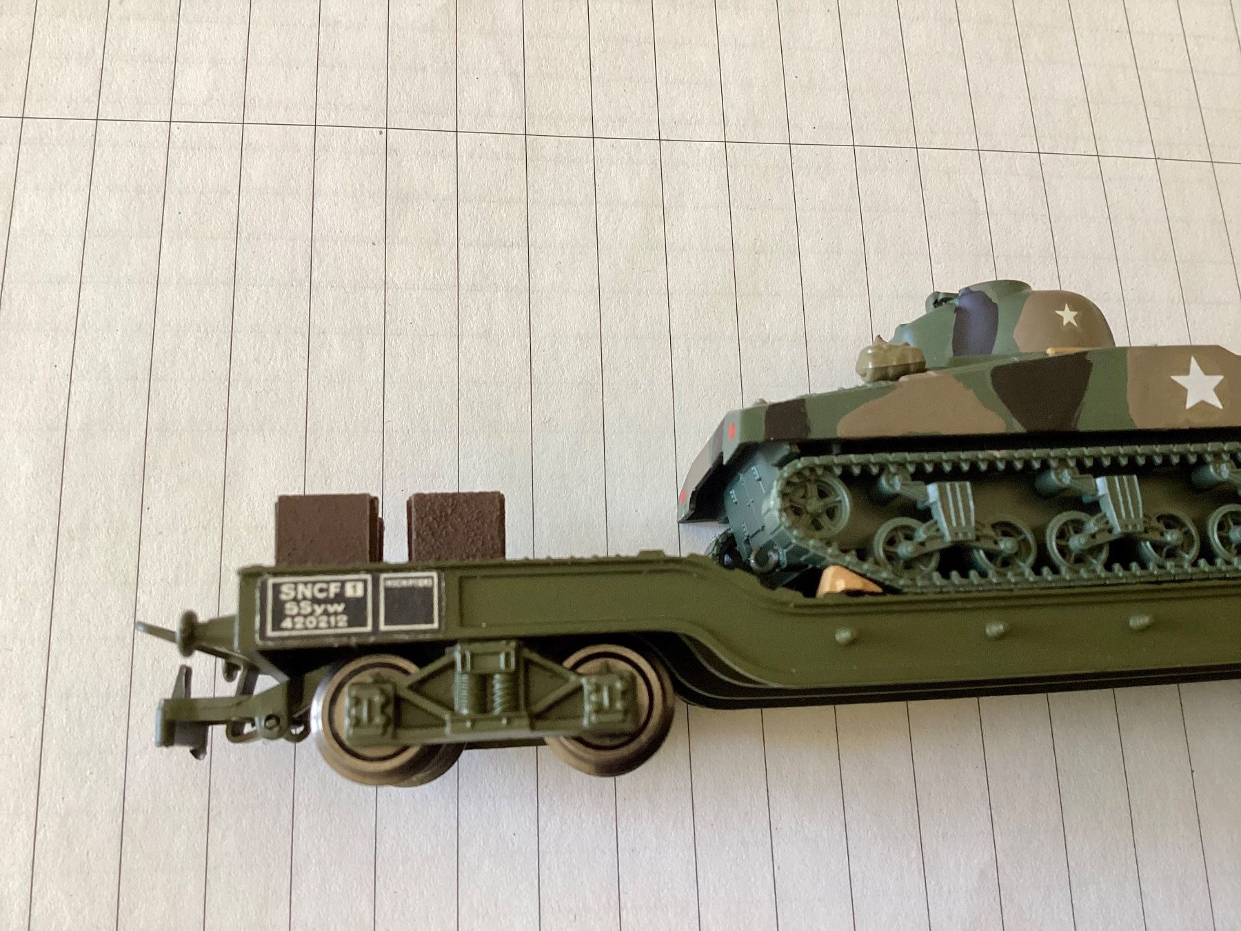 Roco Trains électriques: Jouef, Güterwagen der SNCF mit Panzer Sherman. – Neuf (Voir description) à Vacallo par G1965 5