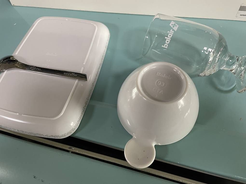 Bicchieri: BALAIR - Essgarnitur: Plate, Tasse, Glas, Löffel. mit Logo – Usato da Effretikon venduto da Bianchina2 4
