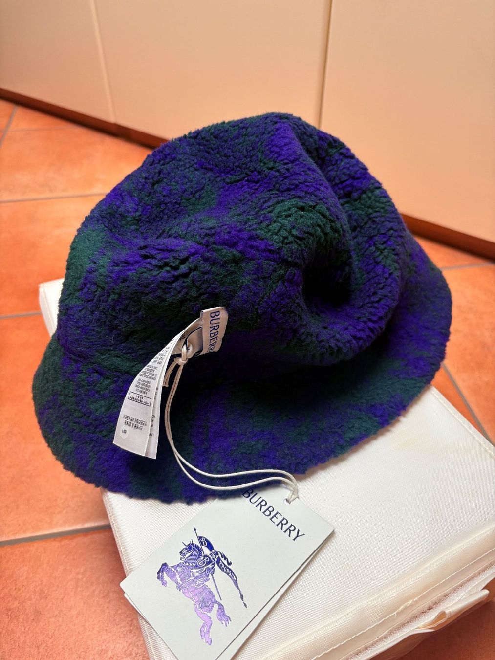 Burberry Copricapi, berretti & cappellini: Burberry Hat Teddyfleece - Wool - NEW with tag - Size M – Nuovo e nell'imballaggio originale da Muzzano venduto da Sidney_3 1