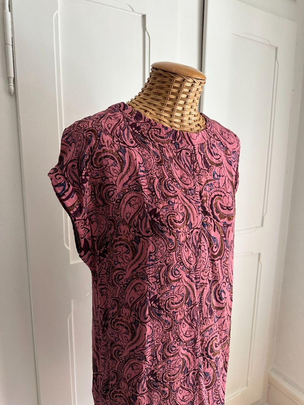 Next Kleider: NEXT - Kleid beerenfarben gemustert 36 – Gebraucht aus Zürich von Diazaio 1