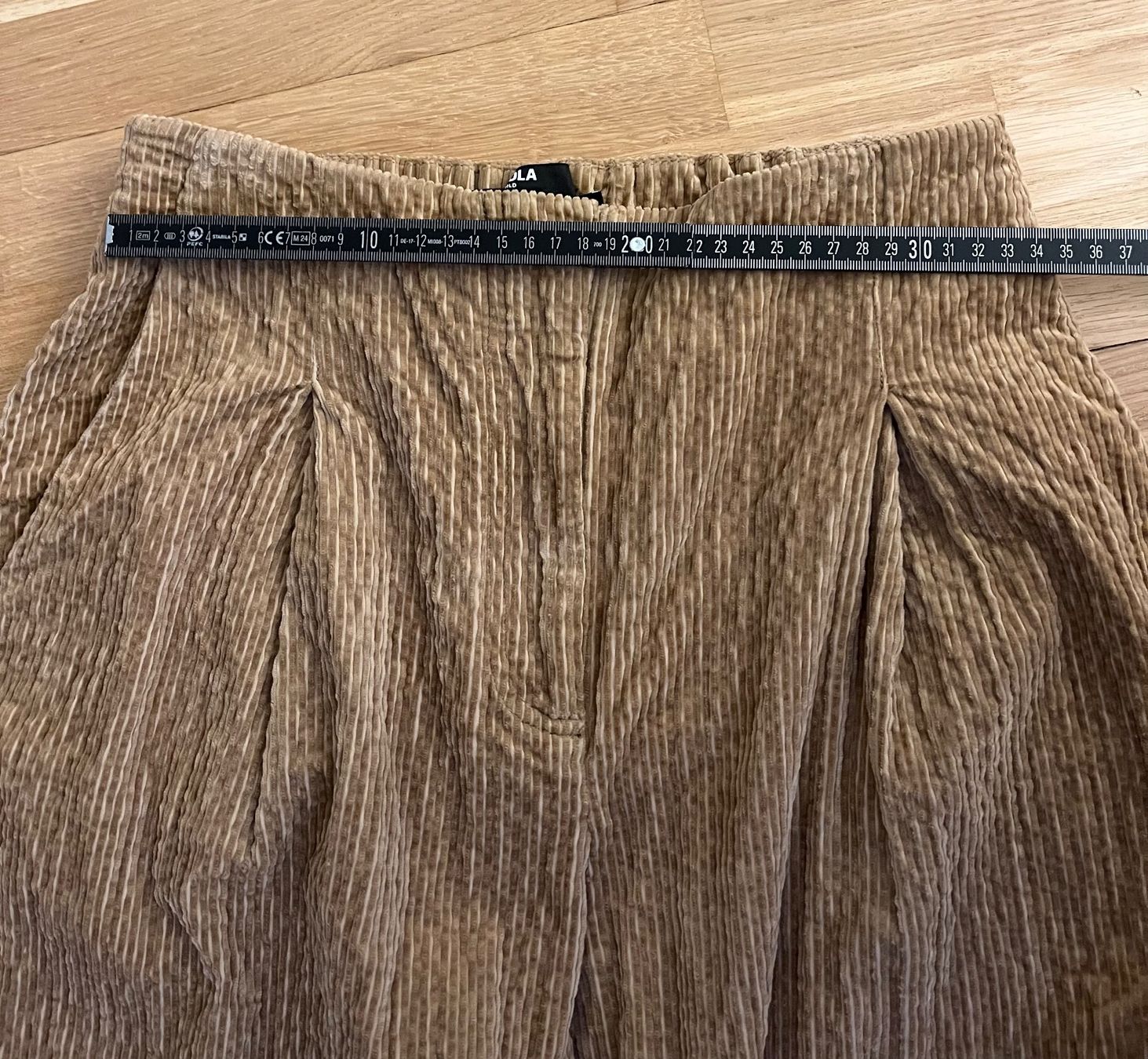 Pantaloni: Hellbraune Cordhose, weit geschnitten, Gr. S – Usato da Basel venduto da rah_r 3