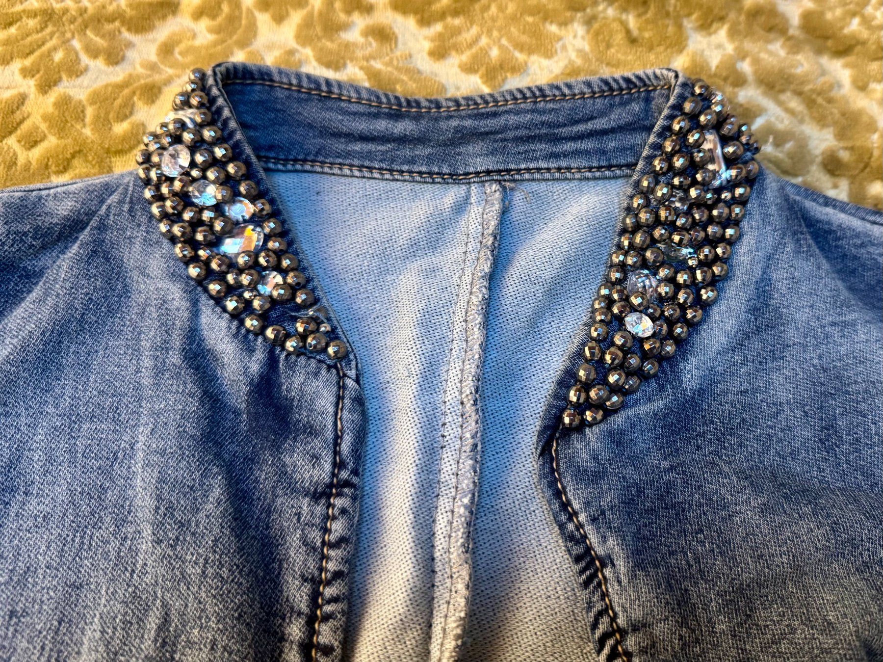 Jacken: Veste en jeans taille 40 avec col strass – Gebraucht aus Athenaz (Avusy) von Kurtzuegg 1