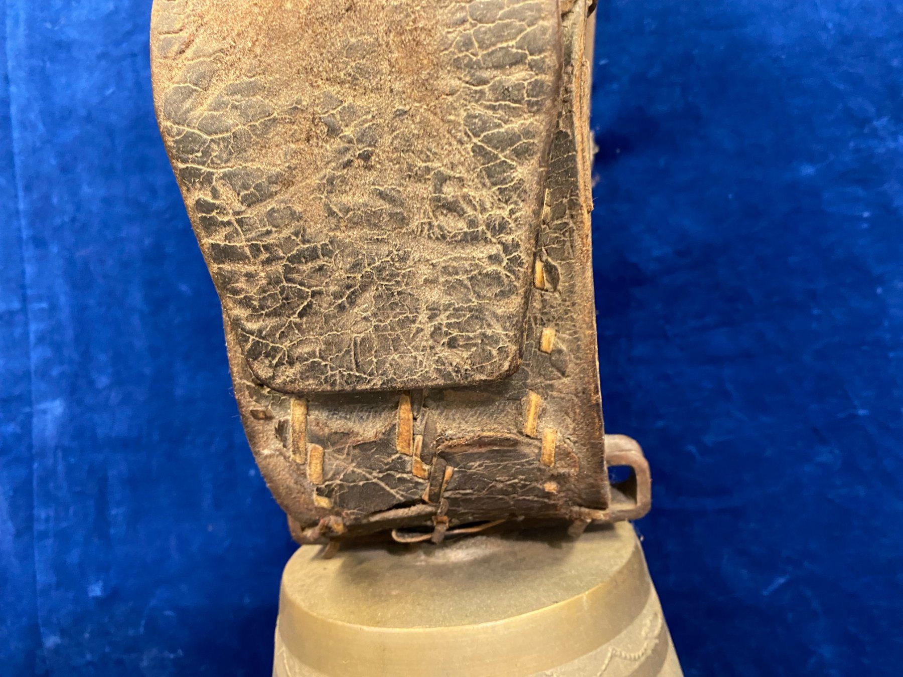 Campanacci mucche: Antike wunderschöner Grosser Schweizer Glocke mit Lederband – Usato da Steinhausen venduto da Super05 4