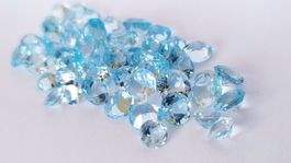 B - Lot. von 5.345ct Natur Topas 7 Stk. Edelsteine Blau