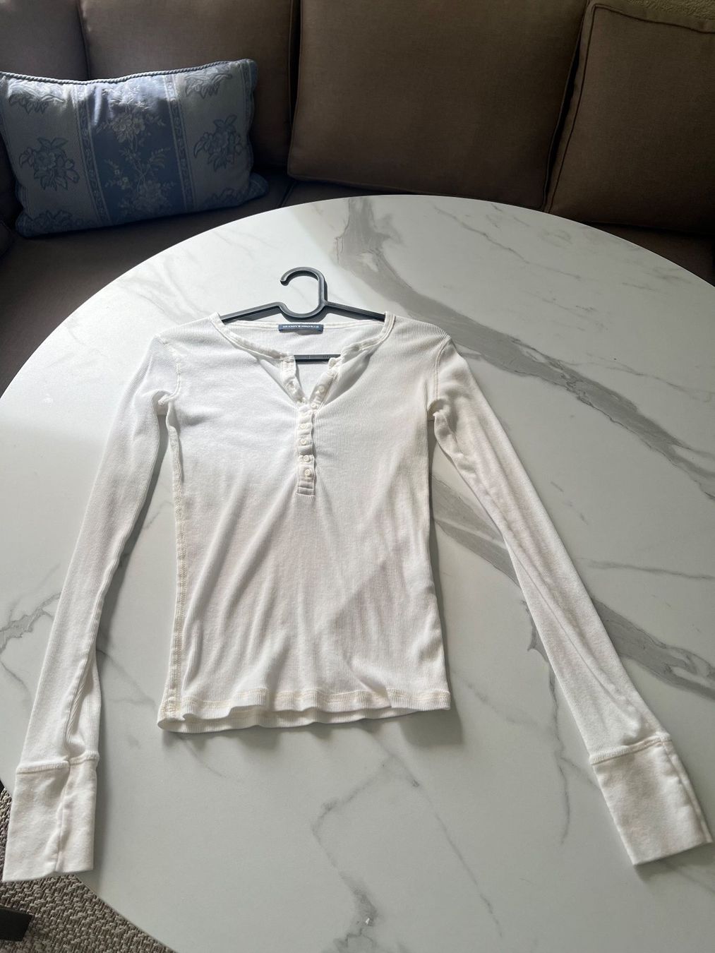 Brandy Melville Top: Henly Top Brandy Melville White – Nuovo (secondo la descrizione) da Ebmatingen venduto da Charliz 6