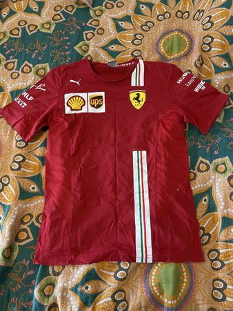 T-shirt Puma Ferrari rouge taille M bon état