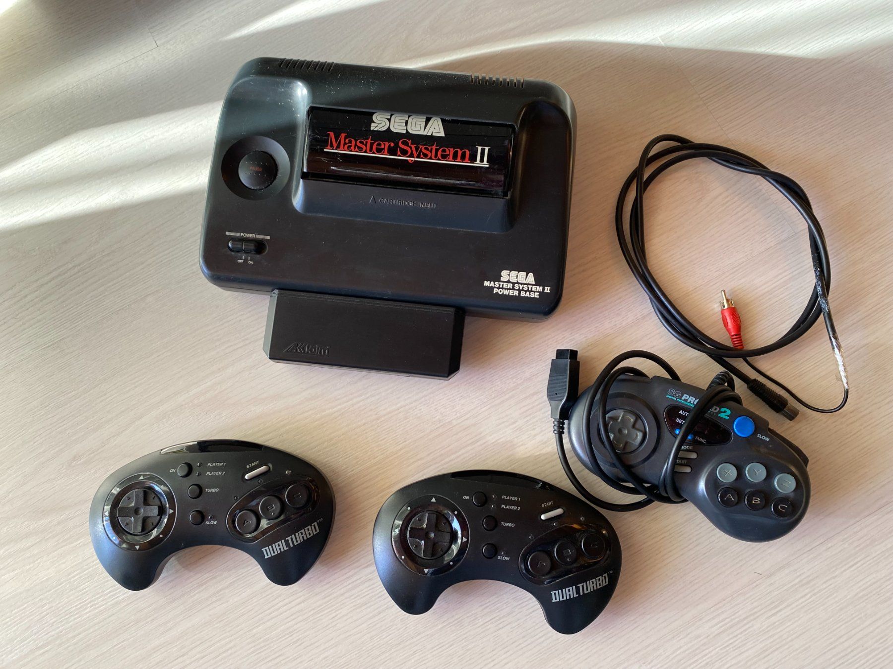 Sega Console: Sega Master System 2 mit IR-Controllern – Usato da Triesenberg venduto da gufertum
