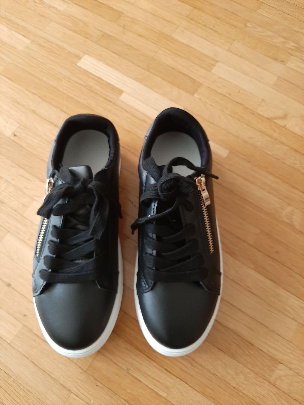Scarpe per ragazze: Baskets noires avec fermeture éclair dorée, taille 36 – Nuovo (secondo la descrizione) da Petit-Lancy venduto da pecaesculca