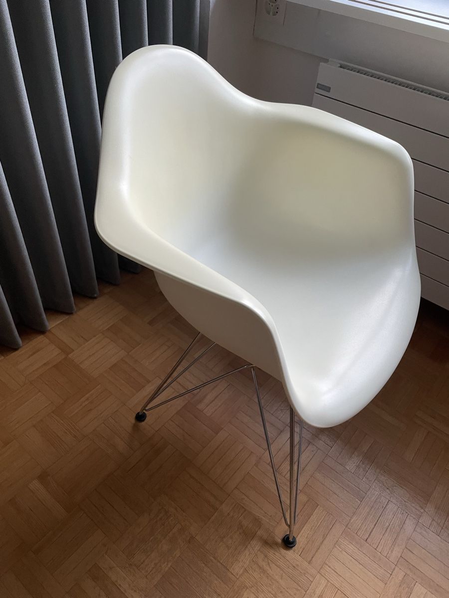 Eames Sedie: 2x Eames Plastic Armchair DAR weiss – Usato da Zürich venduto da Nhpp 2