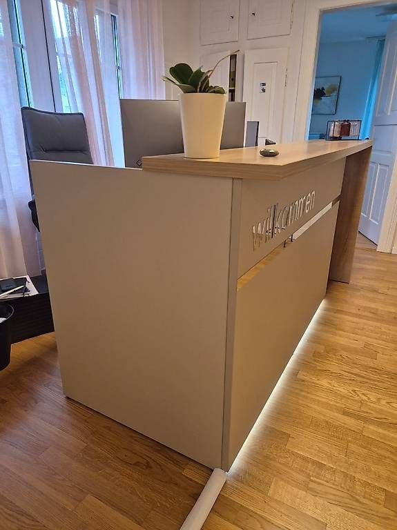 Allestimento di negozi e stand fieristici: Empfangstheke / Receptionstheke – Usato da Niederuzwil venduto da Liberatopixel 1